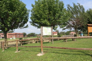 Area di sosta di Castelnuovo Bozzente confina con dei campi